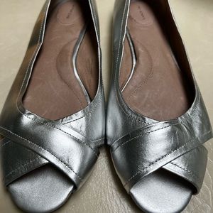 Land’s End Metallic Blythe open toe ballet shoe. Sz 8.5